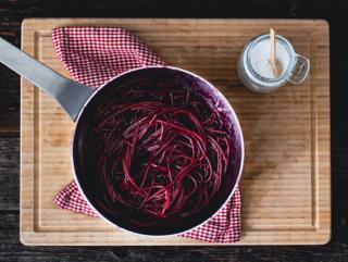 ROTWEINPASTA MIT MANDELCRUNCH