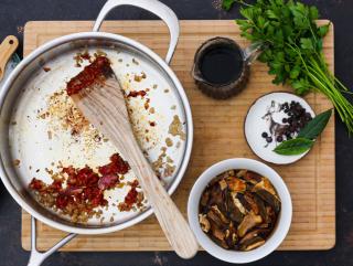 ROASTBEEF MIT ROTWEINREDUKTION, BLUMENKOHL UND PANKO-KRÄUTER-BRÖSELN 