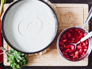 CREMIGER NO-BAKE-CHEESECAKE MIT GRENACHE-RHABARBER-GELEE CREMIGER NO-BAKE-CHEESECAKE MIT GRENACHE-RHABARBER-GELEE