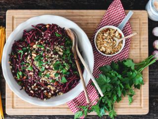 ROTWEINPASTA MIT MANDELCRUNCH