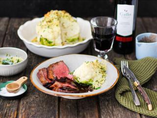 ROASTBEEF MIT ROTWEINREDUKTION, BLUMENKOHL UND PANKO-KRÄUTER-BRÖSELN 