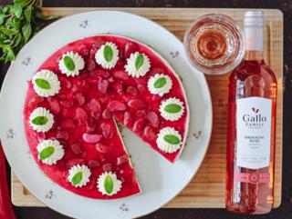 CREMIGER NO-BAKE-CHEESECAKE MIT GRENACHE-RHABARBER-GELEE CREMIGER NO-BAKE-CHEESECAKE MIT GRENACHE-RHABARBER-GELEE